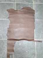 1/2 vierkante meter bruin stijf leder / lot 31, Hobby en Vrije tijd, Stoffen en Lappen, Ophalen of Verzenden, Bruin
