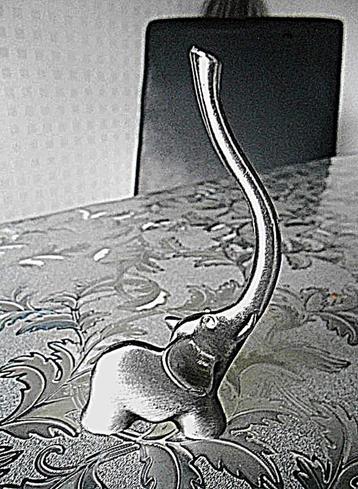 Voor op tafel, kleine decoratieve olifant beschikbaar voor biedingen