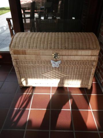 rieten opbergkist beschikbaar voor biedingen