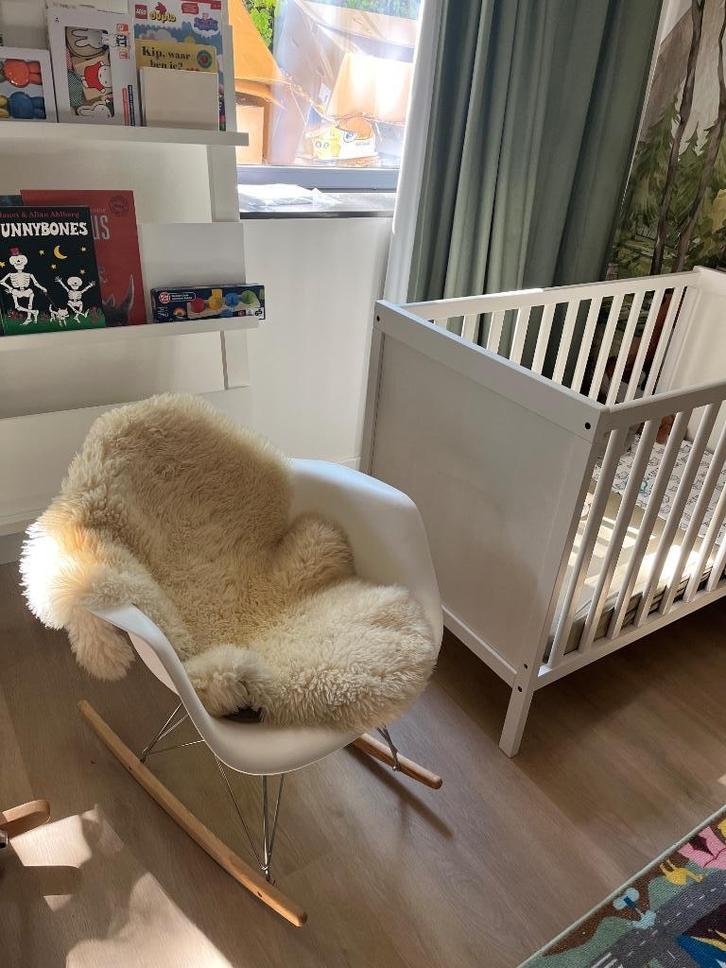 Schommelstoel wit babykamer, Kinderen en Baby's, Kinderkamer | Overige Meubels, Zo goed als nieuw, Stoel, Ophalen