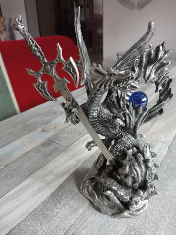 Statue Dragon métallisé avec boule bleue et épée 
