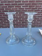 Paire de bougeoirs en verre moulé, décor main, Ophalen, Glas