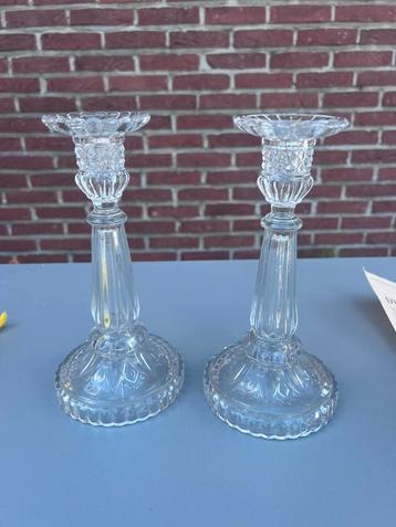 Paire de bougeoirs en verre moulé, décor main beschikbaar voor biedingen