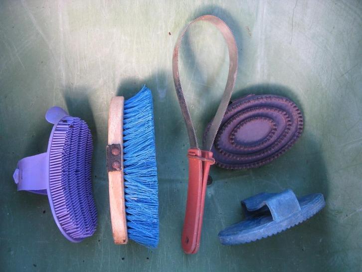 Brosse, étrilles, couteau de chaleur, Animaux & Accessoires, Chevaux & Poneys | Produits de soin, Comme neuf, Enlèvement