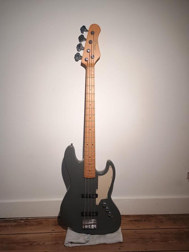 Stagg 4-snarige electrische basgitaar, Muziek en Instrumenten, Snaarinstrumenten | Gitaren | Bas, Zo goed als nieuw, Elektrisch