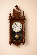 Antieke houten wandklok met slinger – werkend, Antiek en Kunst, Ophalen