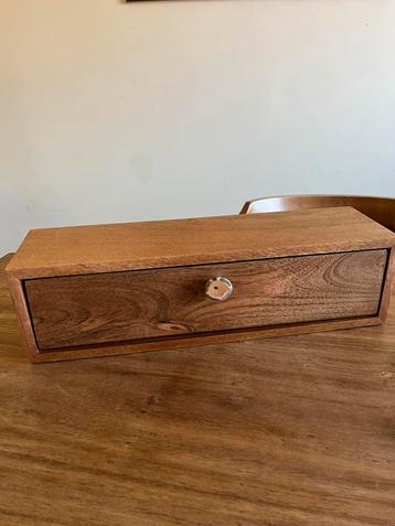 Houten doos beschikbaar voor biedingen