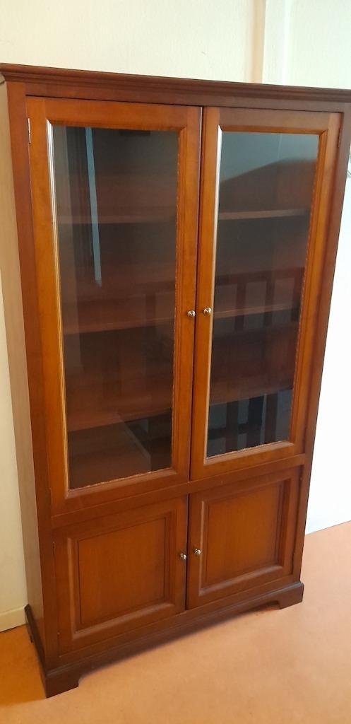 Vitrine-kast in zeer goede staat, Huis en Inrichting, Kasten | Vitrinekasten, Zo goed als nieuw, Met deur(en), Met plank(en), Kersenhout