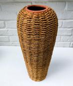 Terracotta vaas met touw en rotan omwikkeld. PARLANE. Brits., Enlèvement, Comme neuf, Poterie ou Porcelaine, Moins de 50 cm