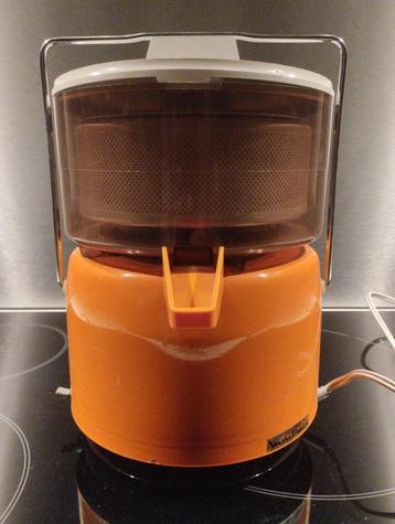Vintage sapcentrifuge voor fruit- en groentesappen  beschikbaar voor biedingen