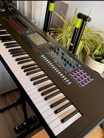 Roland fantom 7  disponible aux enchères