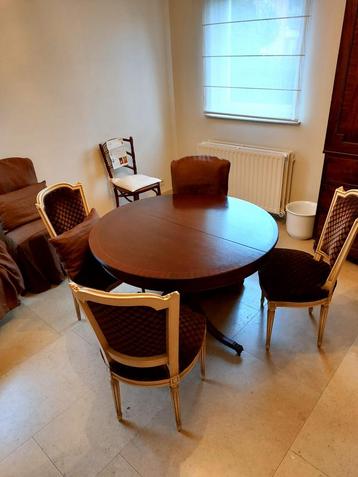 Lot meubelen Engelse stijl beschikbaar voor biedingen