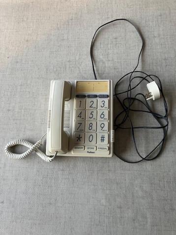 telefoon met grote toetsen beschikbaar voor biedingen