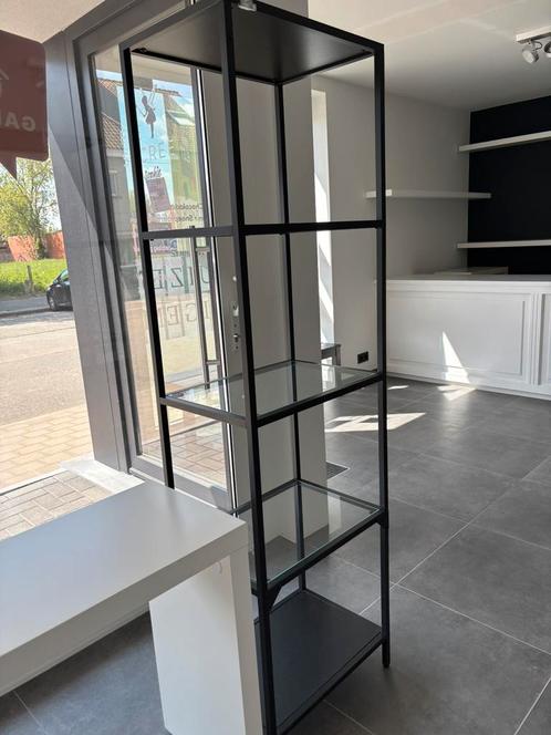 Moderne IKEA etagère - zwart - met glas, Huis en Inrichting, Kasten | Stellingkasten, Zo goed als nieuw, Ophalen