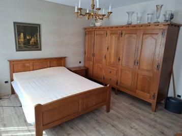 Massieve eiken  meubels te koop  beschikbaar voor biedingen