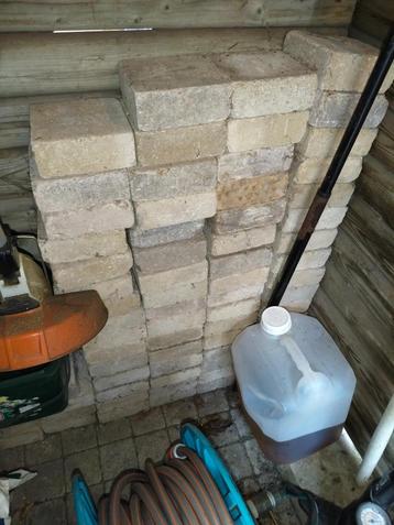 gele klinkers beschikbaar voor biedingen