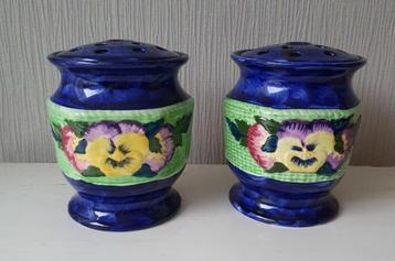 Twee "pique fleur" van Maling Pottery beschikbaar voor biedingen