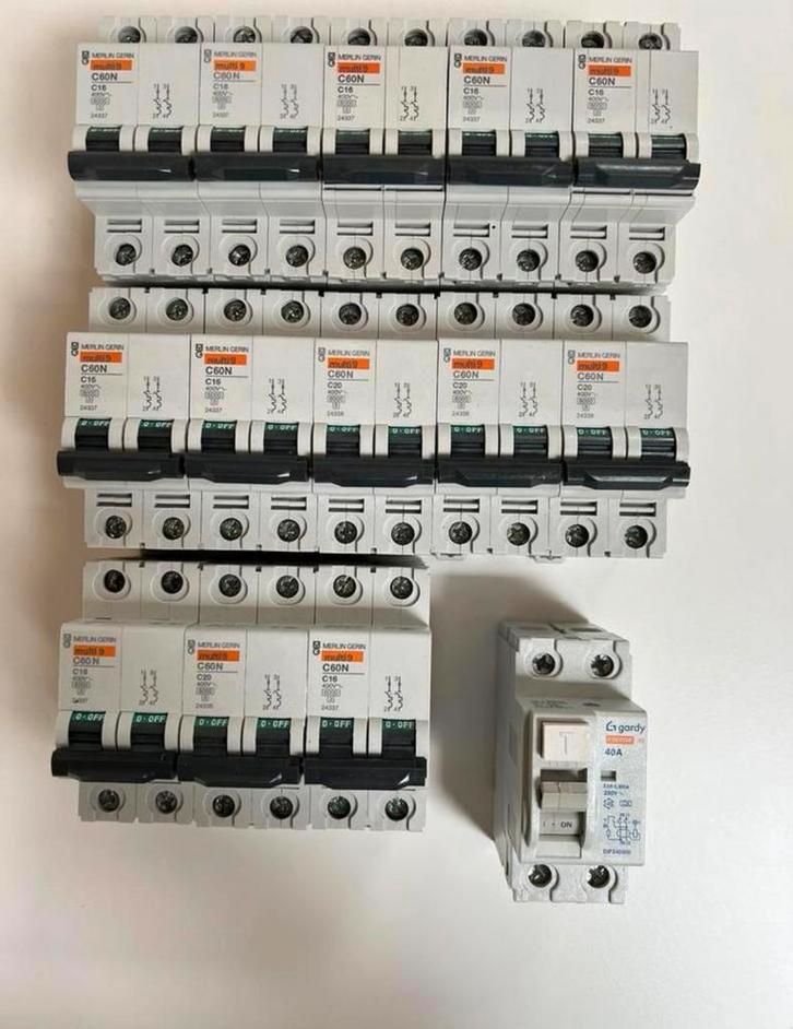 MERLIN -GIRIN AUTOMATISCHE ZEKERING,VERLIESSTROOMSCHAKELAAR, Doe-het-zelf en Bouw, Elektriciteit en Kabels, Zo goed als nieuw