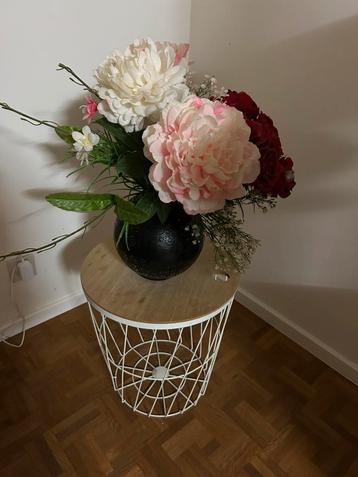 Tafeltje met vaas en kunstbloemen, BIEDEN beschikbaar voor biedingen