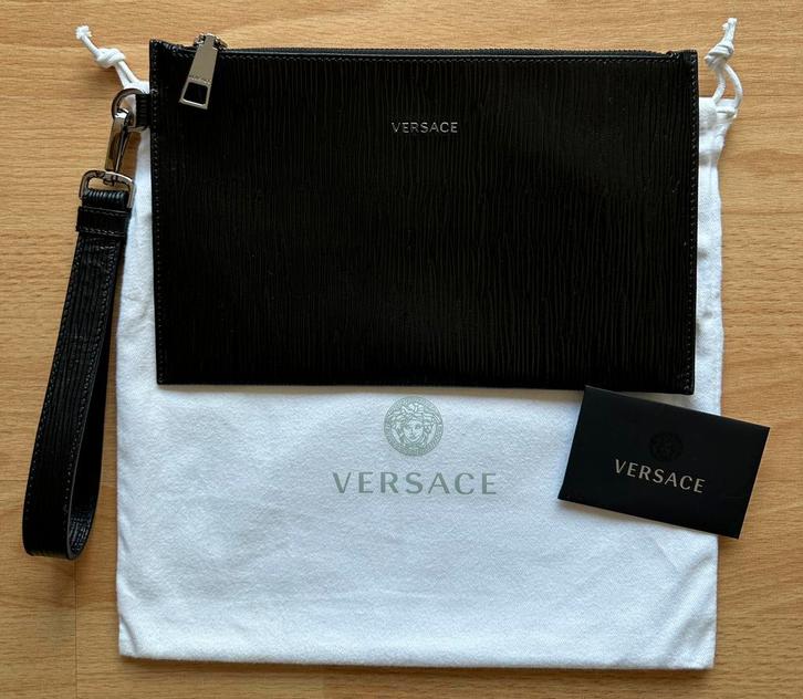 NEW! VERSACE Pochette Black Leather Pouch Clutch Bag Purse, Handtassen en Accessoires, Toilettassen, Nieuw, Ophalen