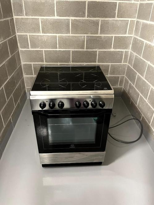 Indesit I6VMH2A keramisch fornuis — oven 62L, Elektronische apparatuur, Fornuizen, Gebruikt, Vrijstaand, Elektrisch, 4 kookzones
