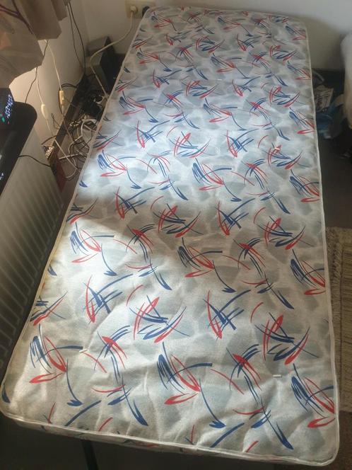 Te koop dringend wegens verhuizing  !!, Huis en Inrichting, Slaapkamer | Bedden, Gebruikt, Eenpersoons, 90 cm, 200 cm, Ophalen