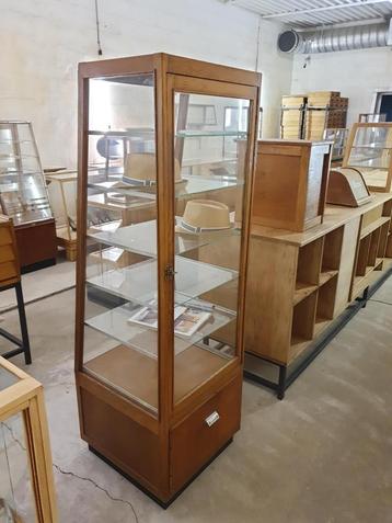 vintage winkelkast vitrinekast showcase beschikbaar voor biedingen