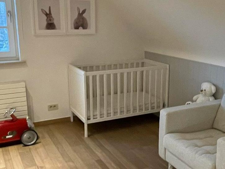 Babybed (wit hout), Kinderen en Baby's, Kinderkamer | Bedden, Zo goed als nieuw, Minder dan 140 cm, Minder dan 70 cm, Lattenbodem