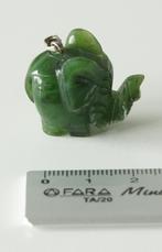 Jade olifantje aan zilveren oogje voor ketting, Ophalen of Verzenden, Gebruikt, Groen, Steen of Mineraal