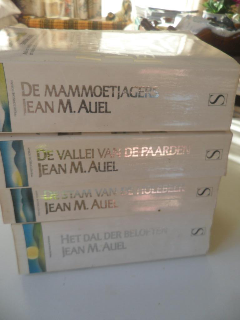 de aardkinderen eerste 4 delen ( jean m.auel), Livres, Romans, Enlèvement ou Envoi