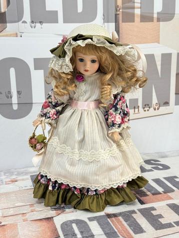 Vintage 1980 porseleinen pop met mand bloemen op standaard beschikbaar voor biedingen