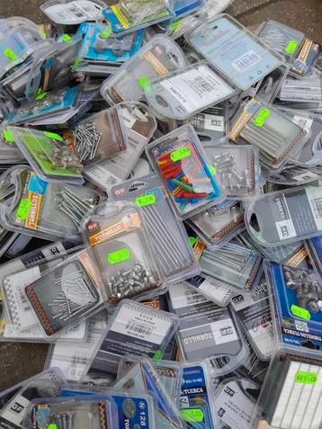 Veel nieuwe kleine diverse gereedschappen beschikbaar voor biedingen