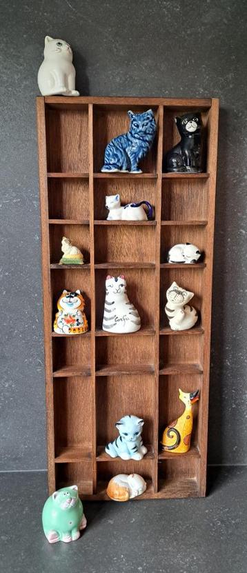 Verzameling beeldjes van katten met houten display beschikbaar voor biedingen