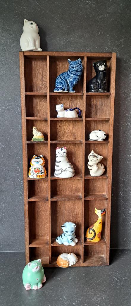 Verzameling beeldjes van katten met houten display, Verzamelen, Beelden en Beeldjes, Ophalen of Verzenden
