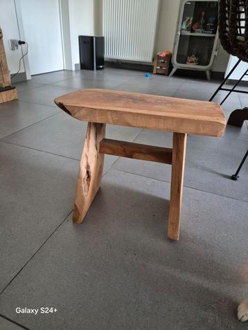 Massief houten krukje beschikbaar voor biedingen