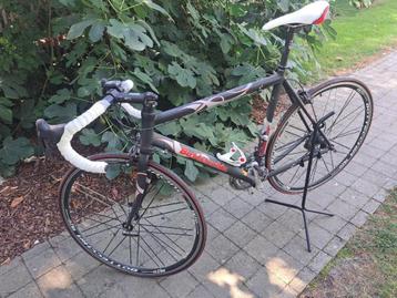 Koersfiets te koop beschikbaar voor biedingen