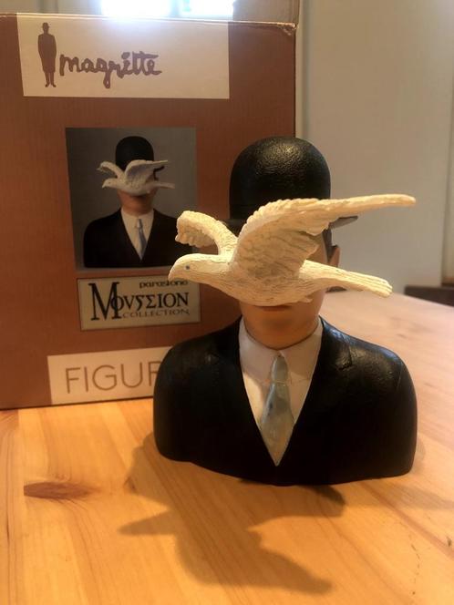 figurine Magritte "L'homme au chapeau melon", Antiquités & Art, Art | Lithographies & Sérigraphies, Enlèvement