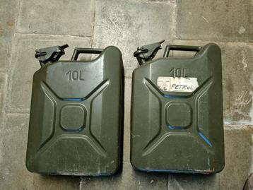 2 metalen jerrycan van 10 liter beschikbaar voor biedingen