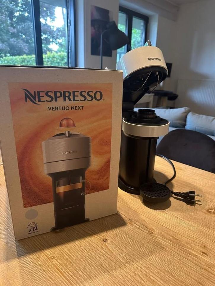 Nespresso Vertuo Next, Electroménager, Cafetières, Utilisé, Dosettes et capsules de café, Cafetière, Réservoir d'eau amovible