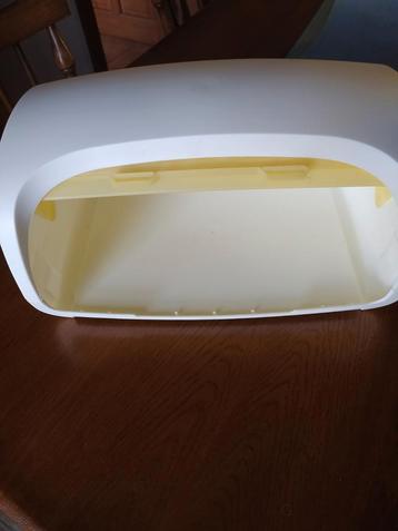 Bewaarbrooddoos van tupperware beschikbaar voor biedingen