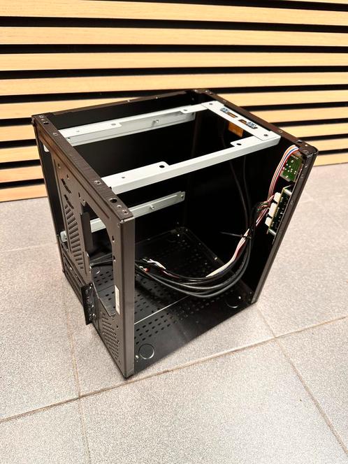 Compacte ITX PC-behuizing – Ideaal voor kleine builds!, Computers en Software, Desktop Pc's, Gebruikt, Ophalen