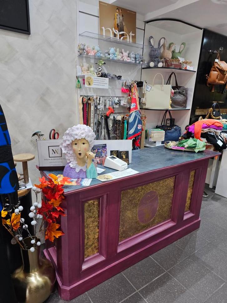 Antiek meubilair met lage toonbank voor bedrijven of andere, Huis en Inrichting, Barren, Zo goed als nieuw, Ophalen