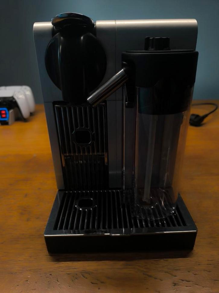 Nespresso De'Longhi Lattissima — espresso et cappuccino, Electroménager, Cafetières, Cafetière, Enlèvement