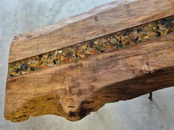Unieke handgemaakte tafel: rauwe elegantie en vintage voet beschikbaar voor biedingen