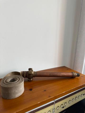 Vintage brandweerslang met koperen spuit beschikbaar voor biedingen