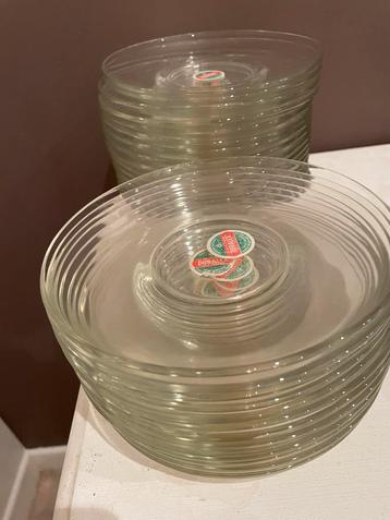 Lots d'assiettes en verre Duralex beschikbaar voor biedingen
