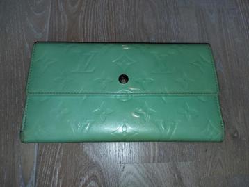 Auth. Louis Vuitton Sarah Wallet in Vernis Vert beschikbaar voor biedingen