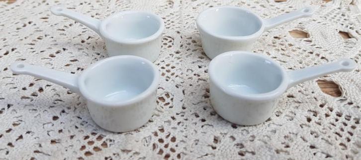 4 Wit porseleinen miniatuur pannetjes, poppenhuis, Verzamelen, Poppenhuizen en Toebehoren, Zo goed als nieuw, Poppenhuis, Ophalen of Verzenden