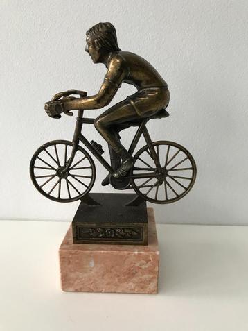 Vintage fietstrofee beschikbaar voor biedingen