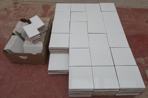 Wandtegels witte in zeer goede staat 27 m2., Doe-het-zelf en Bouw, Sanitair, Gebruikt, Steen, Ophalen